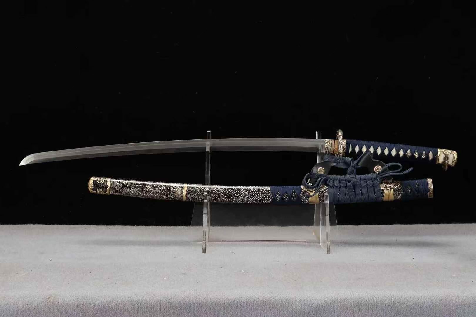 Kiếm Nhật Tachi Ô Từ Damascus 26 Inch – Thép Đại Mã Ô Từ, Phủ Đất Tôi Lưỡi, Da Cá Đuối Cao Cấp